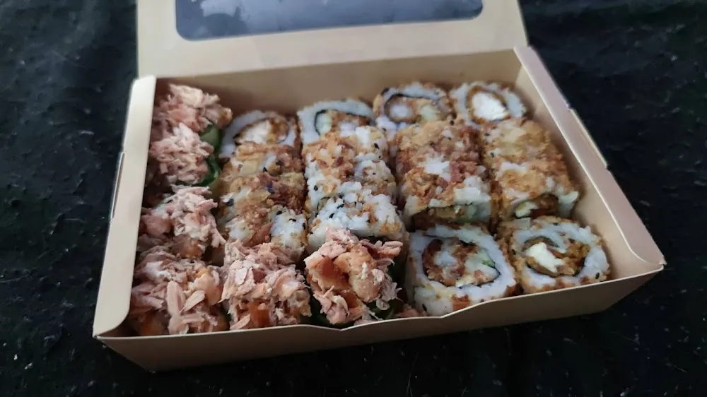 Plateau de Sushis Tulipe Et Californias Poulet Chips Et Crevettes Tempura